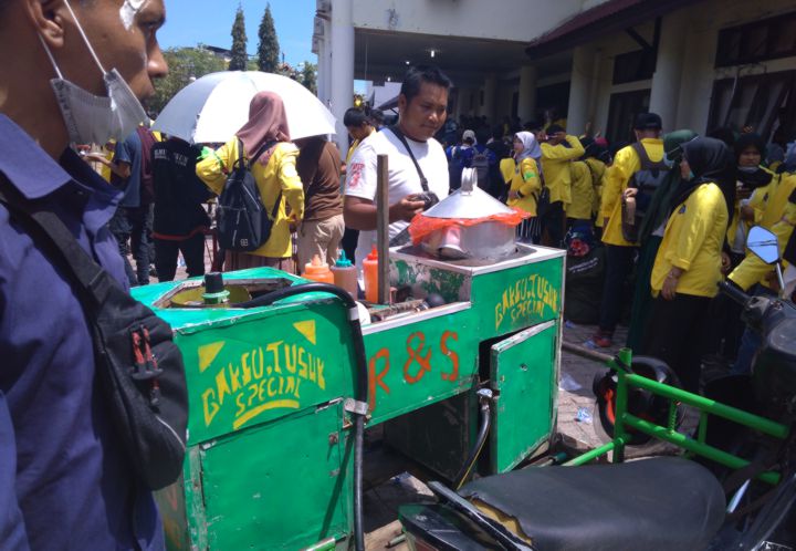 Penjual Bakso Tusuk Dukung Aksi Demo Mahasiswa Aceh Barat - Daerah - CakraDunia.co